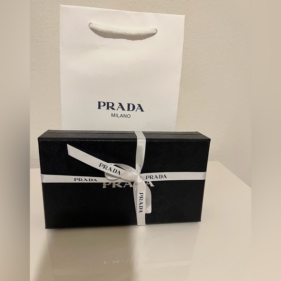 PRADA Spille in tessuto knitted heart
Nero+Rosso ❤️❤️❤️ - Picture 15 of 15